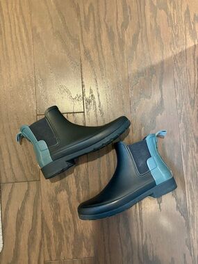 Women’s short Hunter boots in navy & light blue